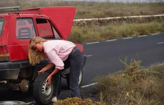 汽車爆胎怎么辦？你應(yīng)該知道的換胎知識(shí)！