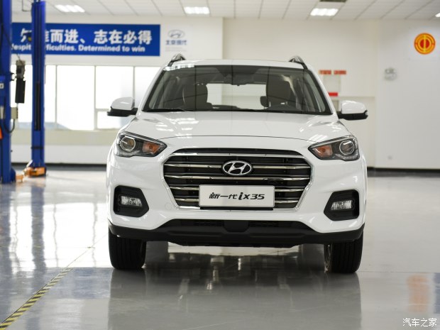 車尾部采用了分層式的設(shè)計(jì)，特別是碩大的裝飾板同樣營造出“硬派”的感覺，此外隱藏式的排氣管使尾部看起來很飽滿。