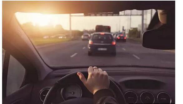 假如你開車時爆胎了，你知道該怎么打方向盤嗎？多學點 沒壞處！