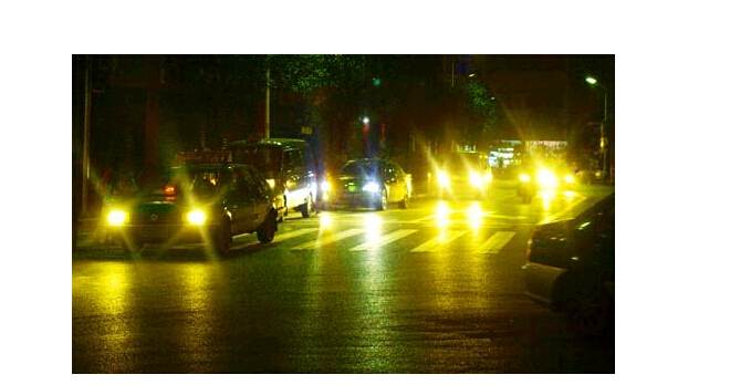 夜晚開車，小心穿了隱身衣的黑衣女子，會吃人！