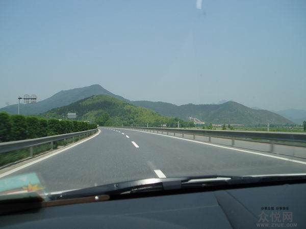 高速上前方出現(xiàn)一塊石頭，你會怎么做？